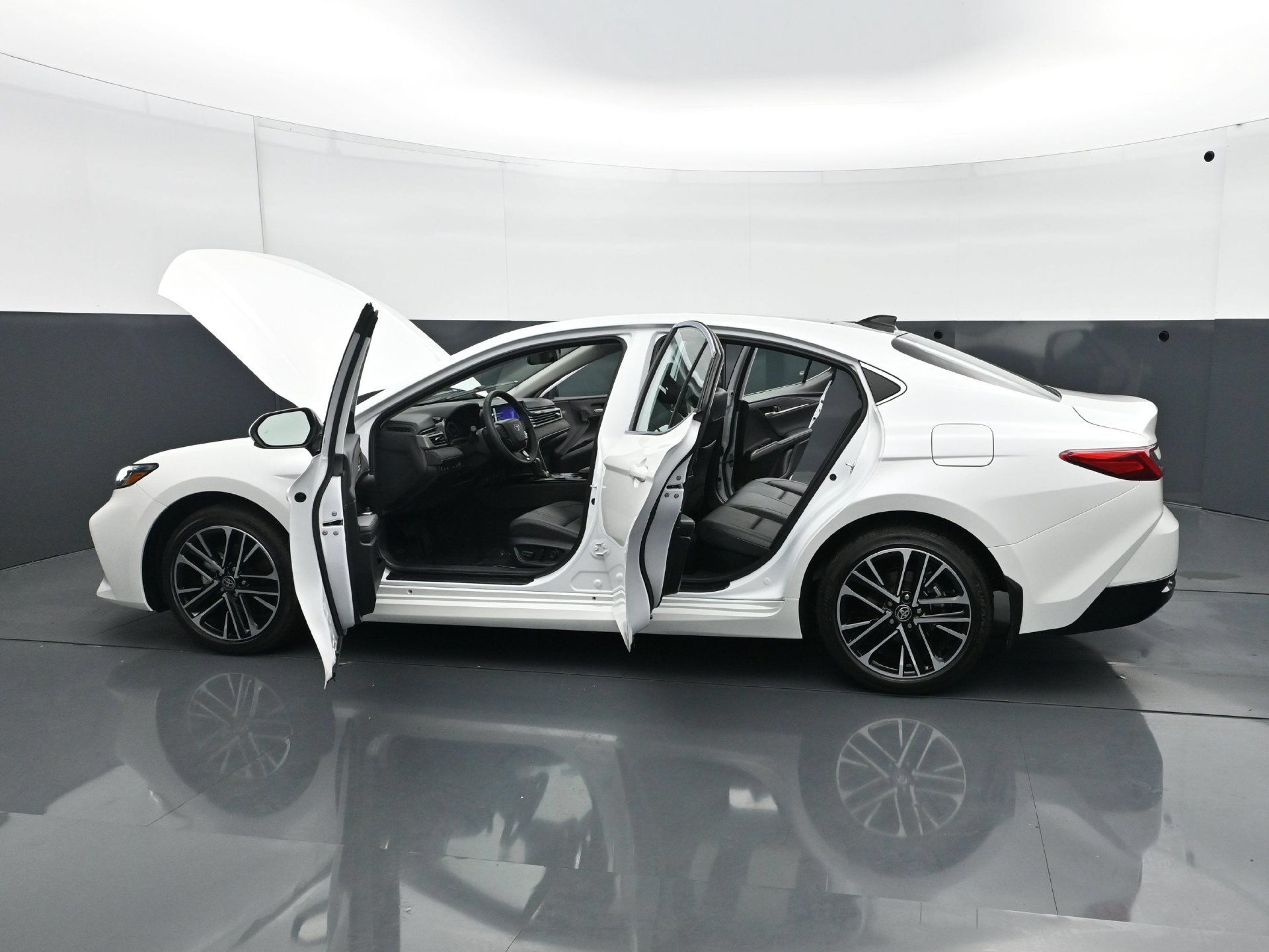 Used 2025 Toyota Camry XLE AWD/4WD image 30