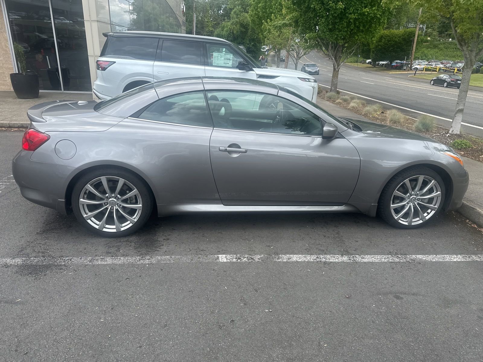 Used 2009 INFINITI G37 Convertible w/ Premium Pkg RWD image 3
