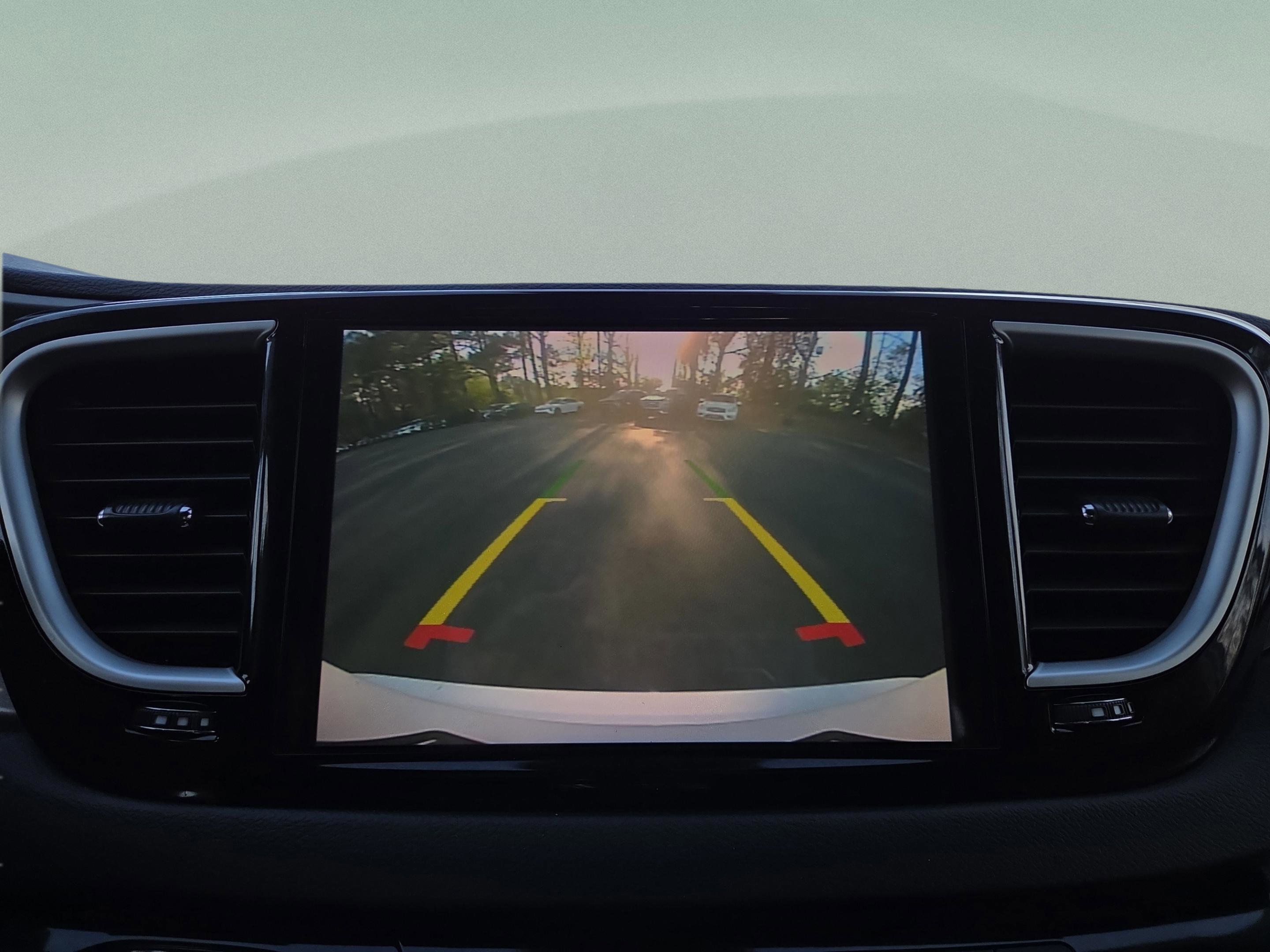 Used 2023 Chrysler Pacifica Touring-L image 19