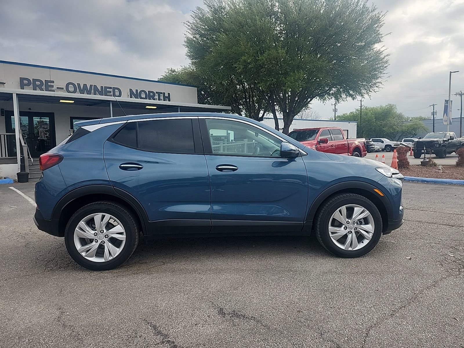 Used 2025 Buick Encore GX Preferred w/ Advanced Technology Package image 2