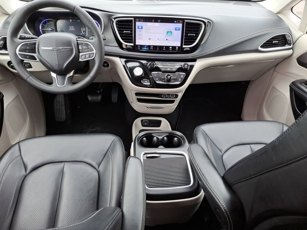 Used 2024 Chrysler Pacifica Select image 13