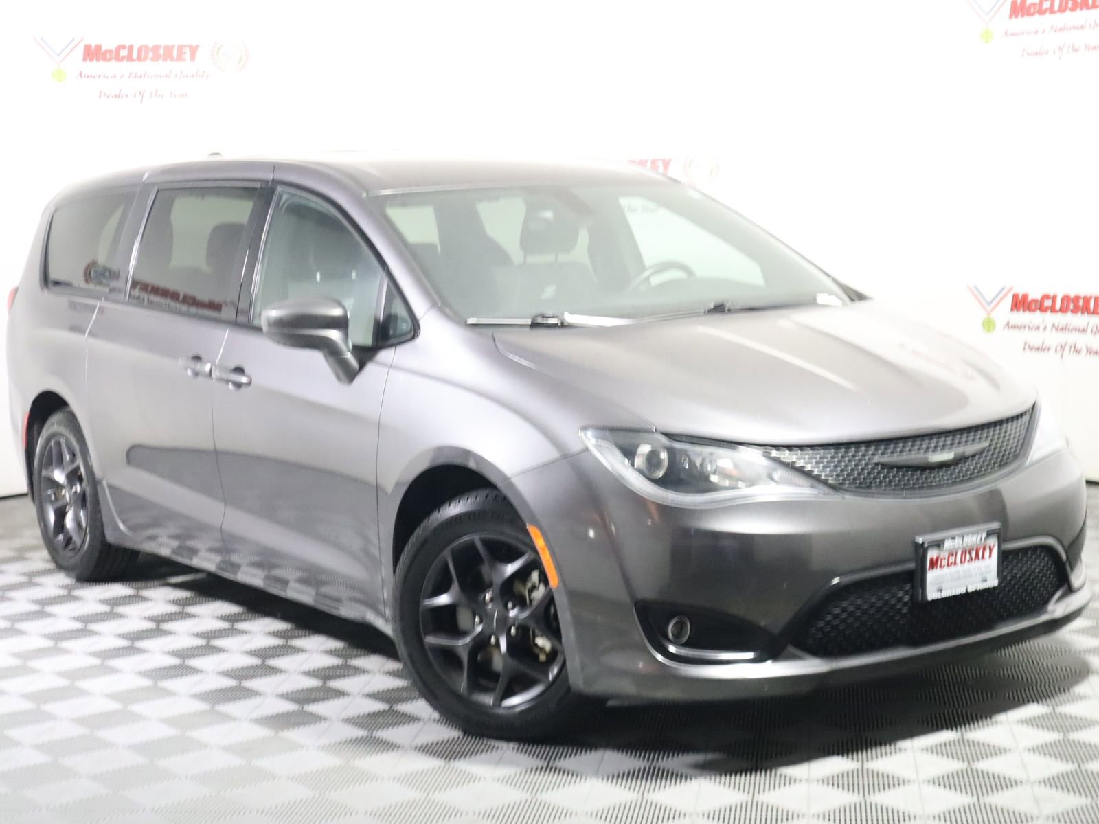 Used 2018 Chrysler Pacifica Touring Plus w/ S Appearance Package FWD image 2