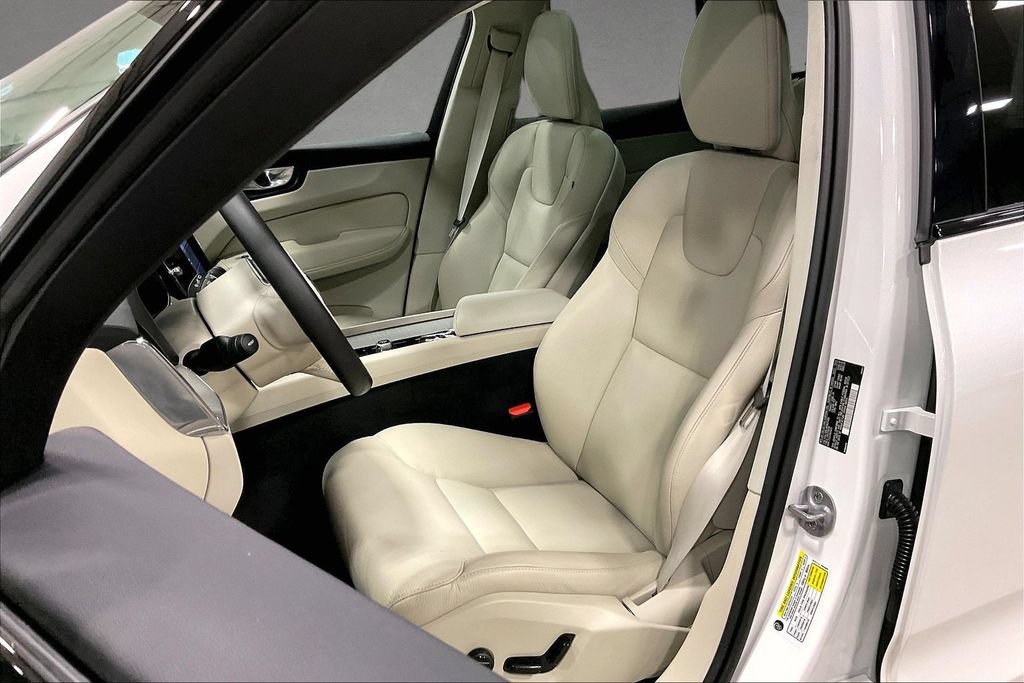 Certified 2024 Volvo XC60 B5 Plus AWD/4WD image 21