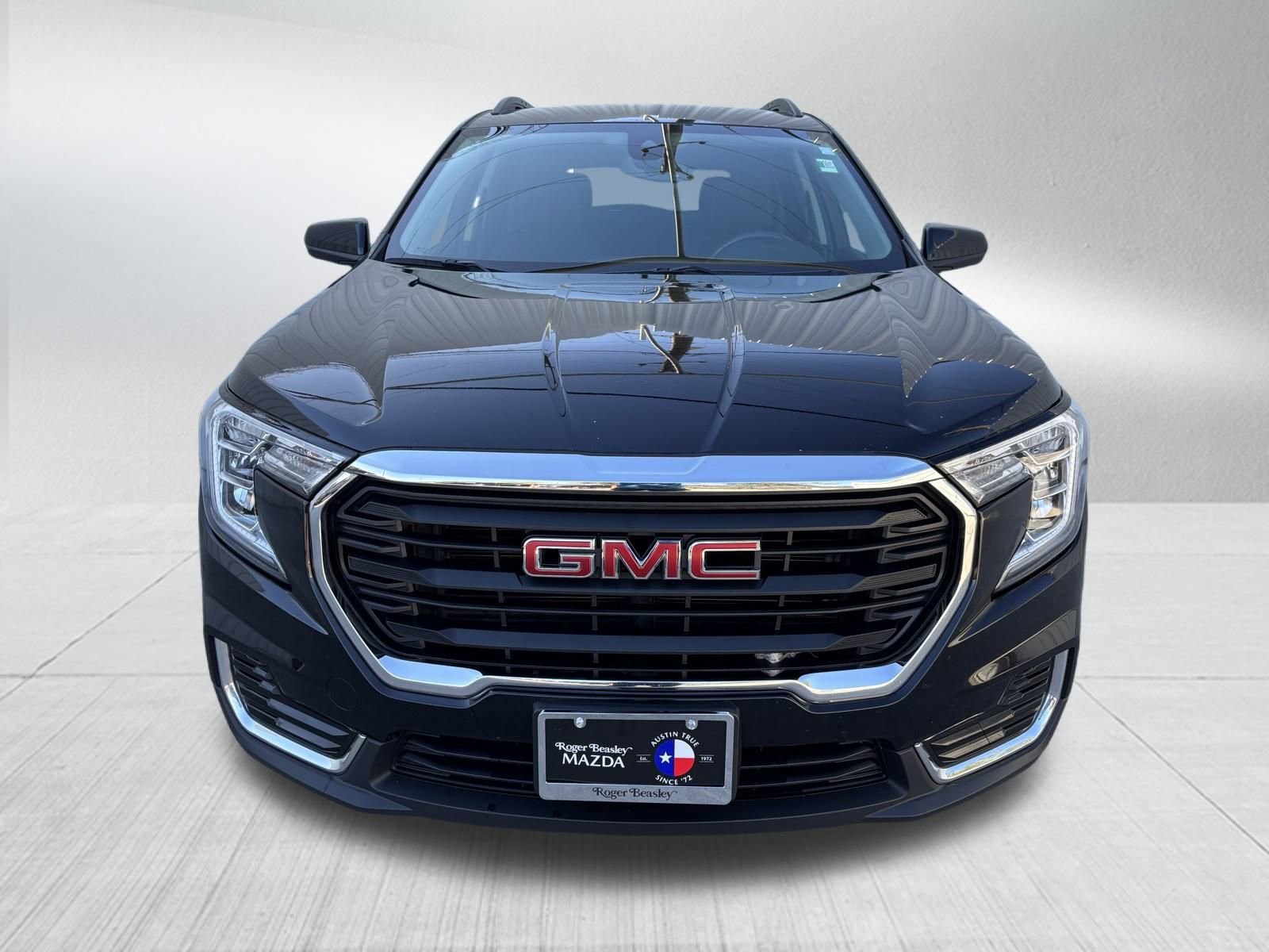 Used 2022 GMC Terrain SLE w/ Driver Convenience Package image 2