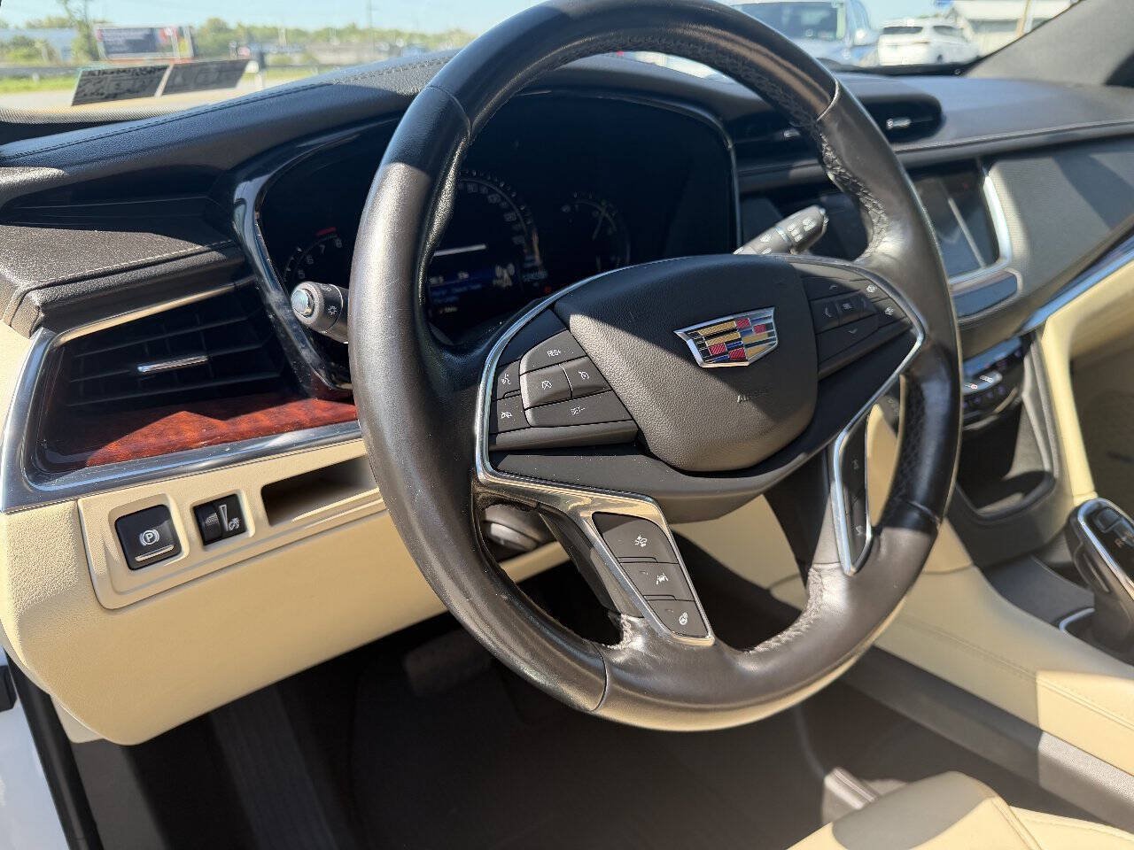 Used 2018 Cadillac XT5 Luxury w/ Driver Awareness Package AWD/4WD image 14