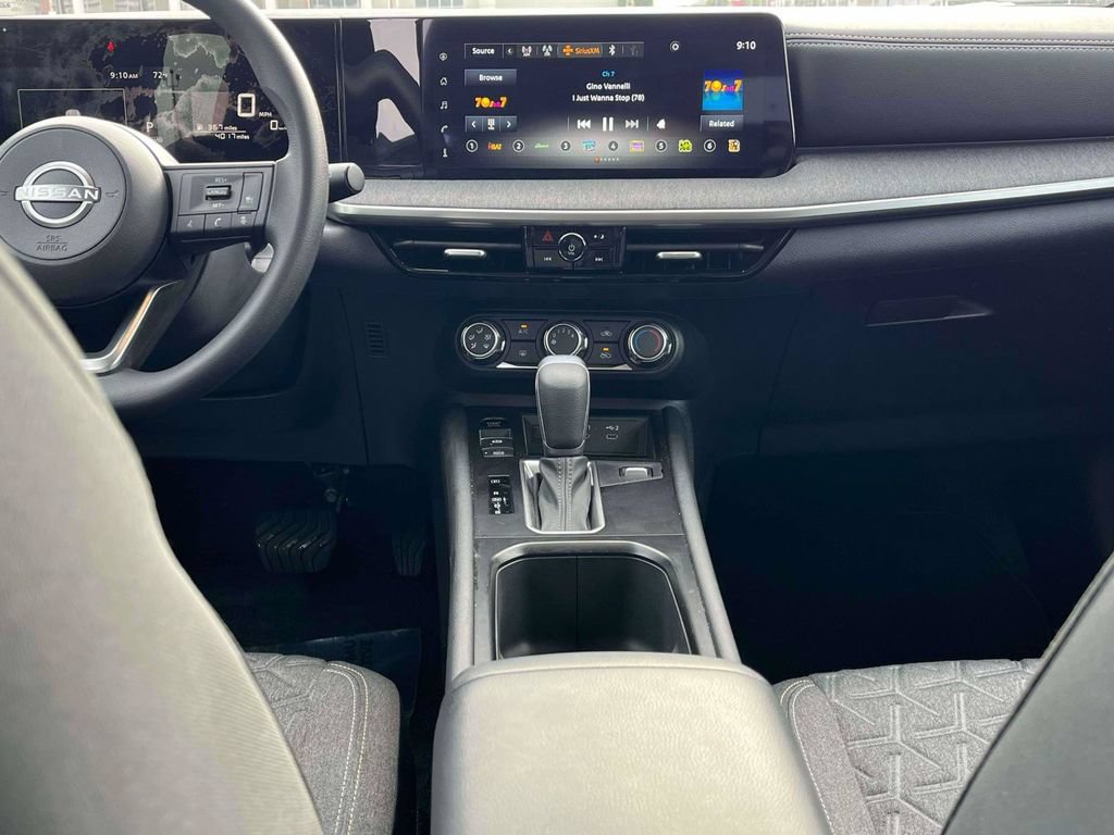 Used 2025 Nissan Kicks SV FWD image 3