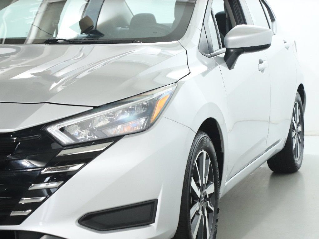 Used 2025 Nissan Versa SV FWD image 4