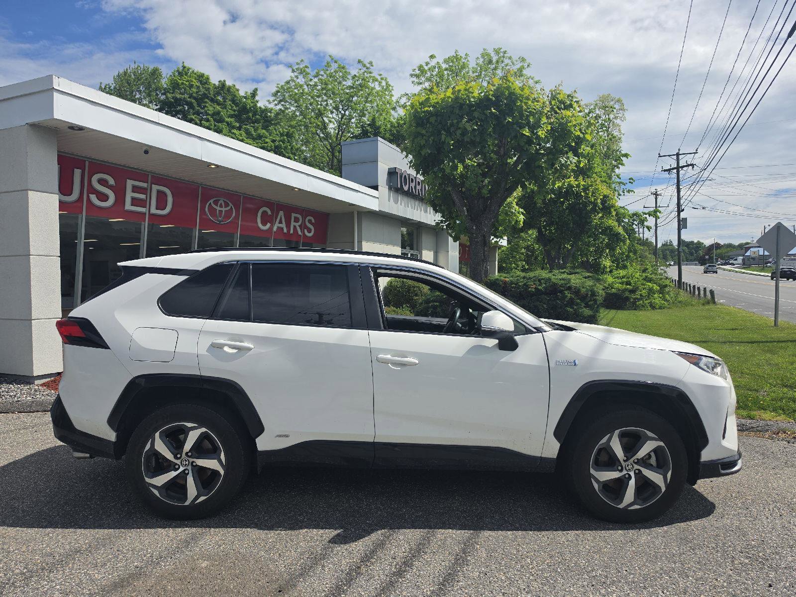 Used 2021 Toyota RAV4 SE w/ Weather & Moonroof Package AWD/4WD image 2