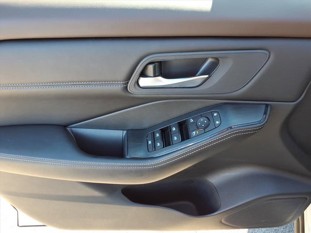 Used 2023 Nissan Rogue SV w/ SV Premium Package image 17