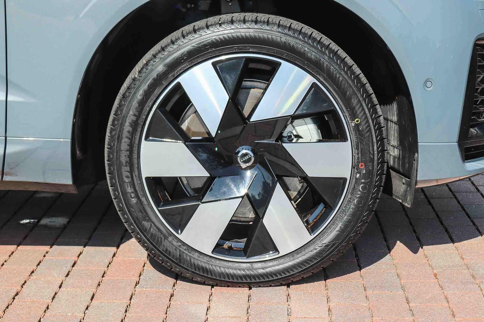 Used 2024 Volvo XC60 T8 Plus w/ Protection Package Premier AWD/4WD image 11