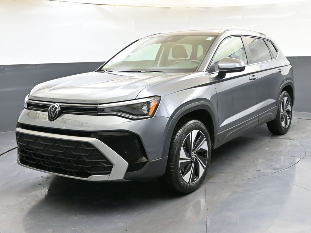 Used 2025 Volkswagen Taos SE w/ Panoramic Sunroof Package