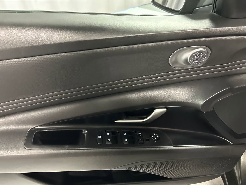 Used 2025 Hyundai Elantra SEL image 12