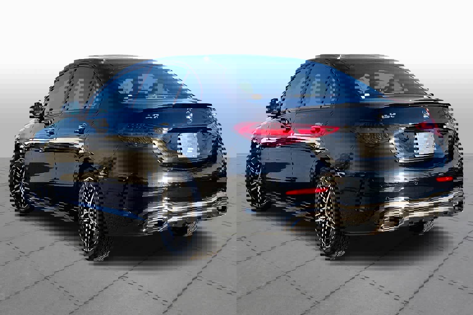 Used 2025 Mercedes-Benz C 300 4MATIC Sedan image 4