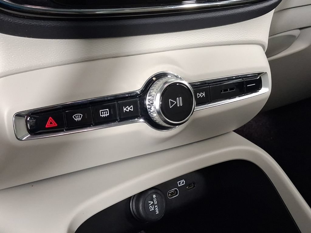 Certified 2026 Volvo XC40 B5 Plus AWD/4WD image 27