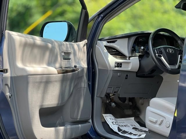 Used 2018 Toyota Sienna XLE w/ XLE Navigation Package AWD/4WD image 9