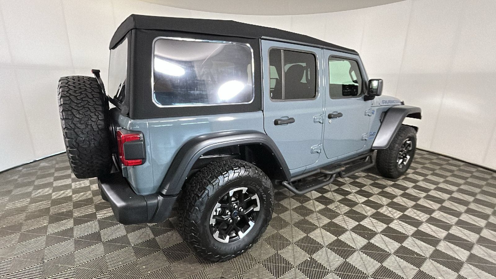 Used 2024 Jeep Wrangler Unlimited Rubicon 4xe w/ Capability Package AWD/4WD image 3