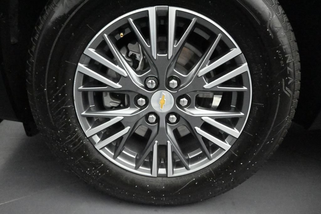 Used 2025 Chevrolet Traverse LT FWD image 11