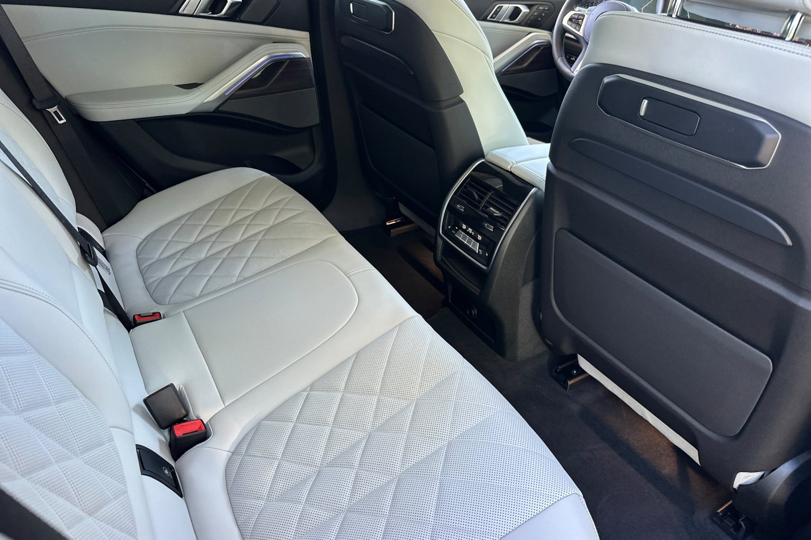 Used 2024 BMW X6 xDrive40i w/ Executive Package AWD/4WD image 32