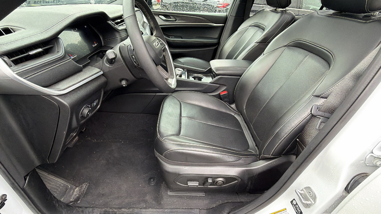 Used 2025 Jeep Grand Cherokee L Limited w/ Luxury Tech Group II AWD/4WD image 16