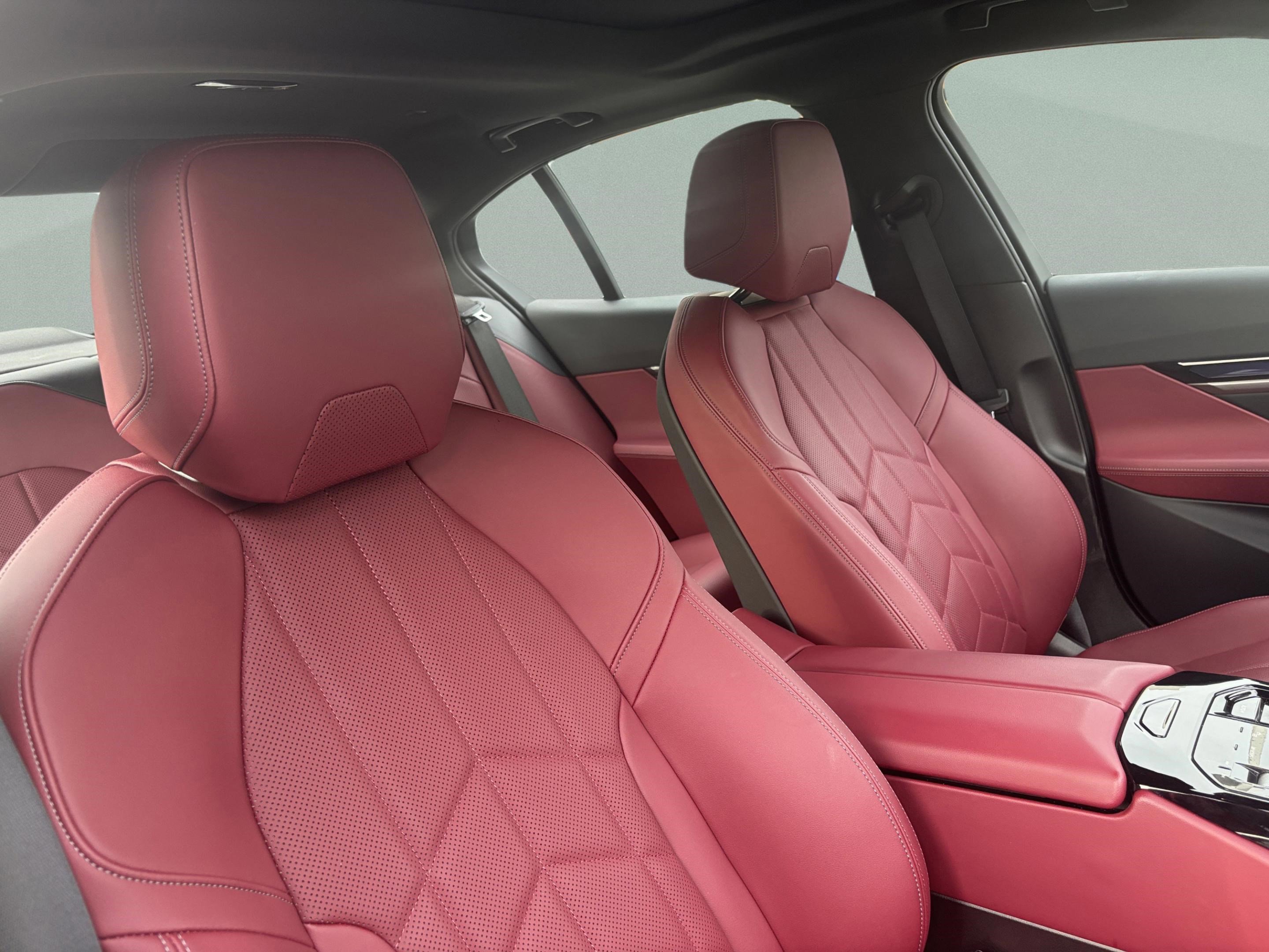 Used 2025 BMW 540i xDrive image 24