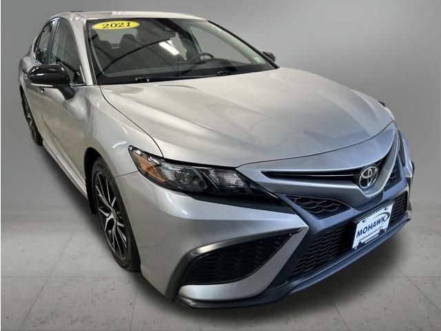 Used 2021 Toyota Camry SE w/ Cold Weather Package AWD/4WD image 8