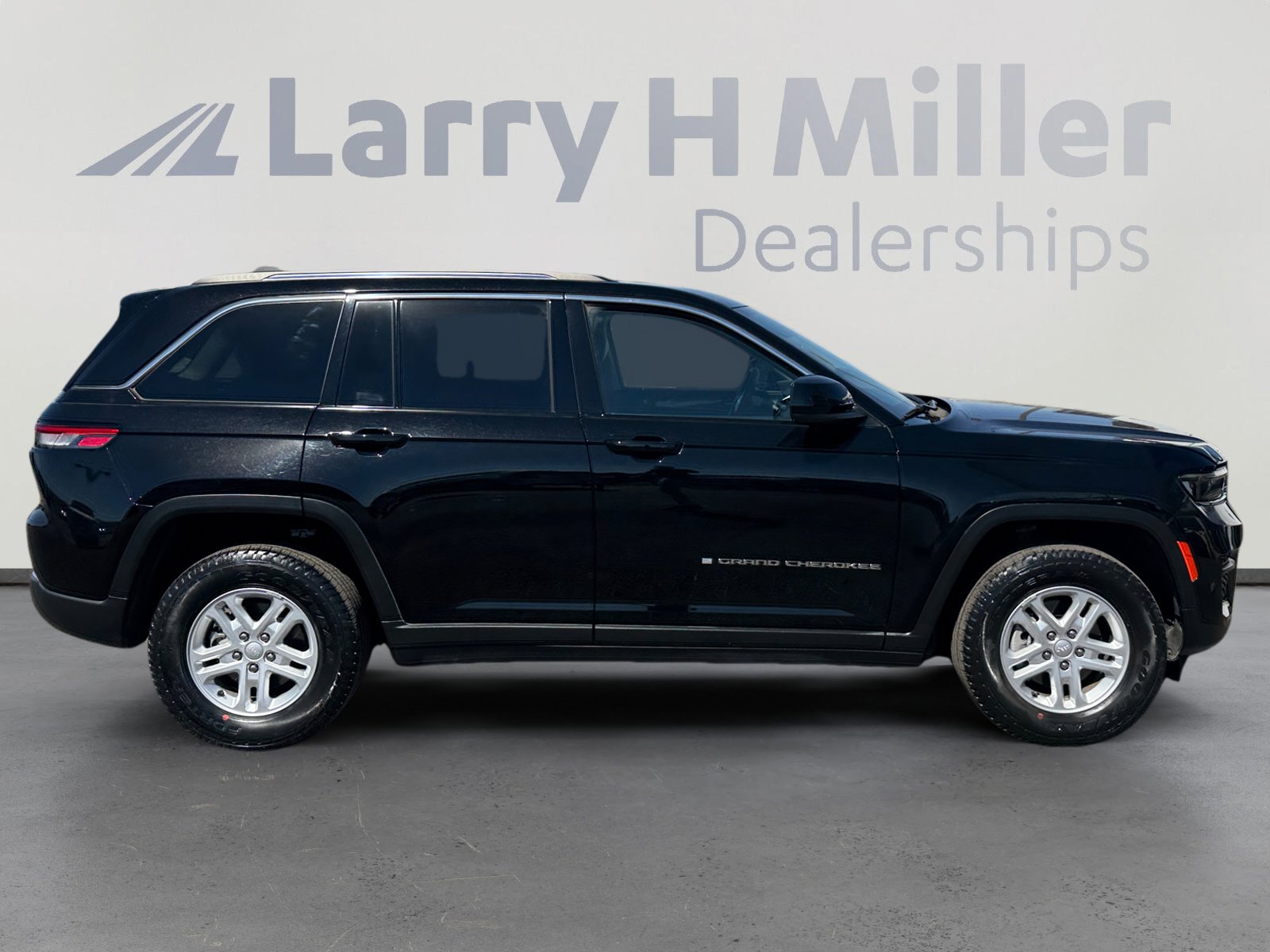 Used 2023 Jeep Grand Cherokee Laredo image 6