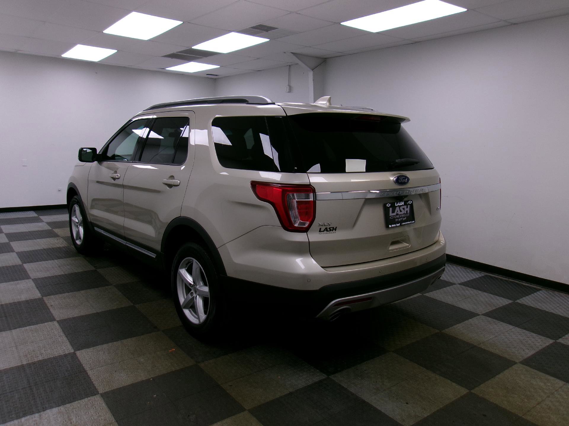 Used 2017 Ford Explorer XLT AWD/4WD image 2