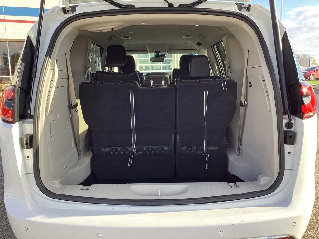 Used 2024 Chrysler Pacifica Select image 14