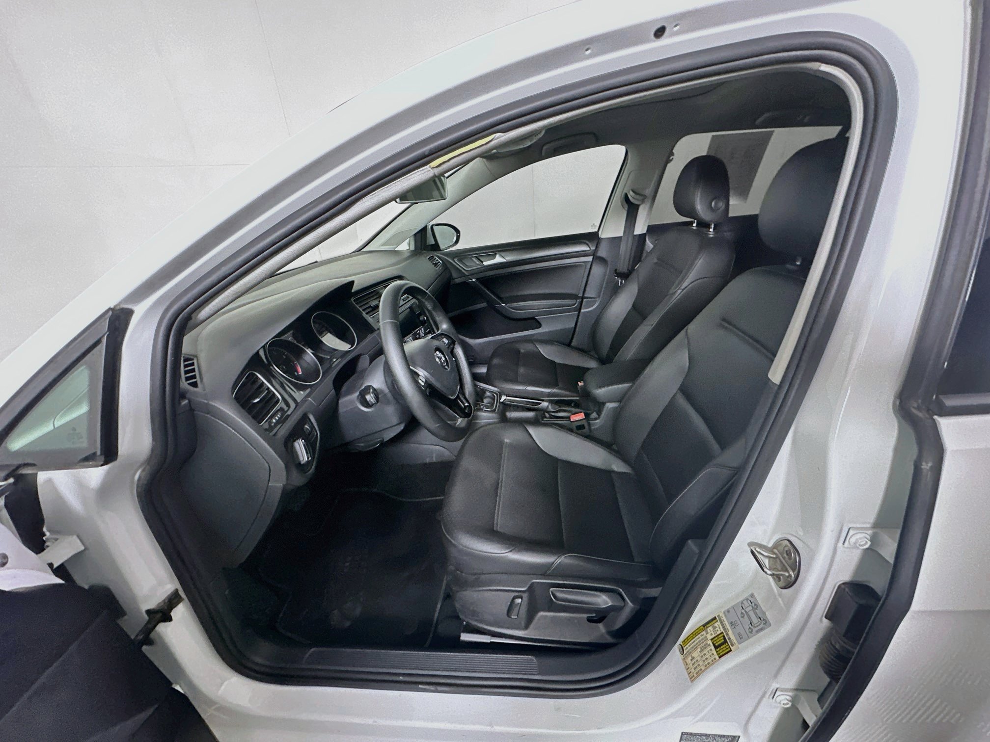 Used 2020 Volkswagen Golf 4-Door FWD image 13