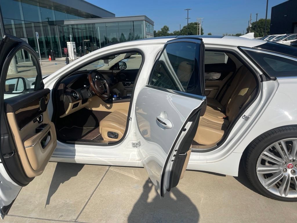 Used 2015 Jaguar XJ L Portfolio RWD image 12