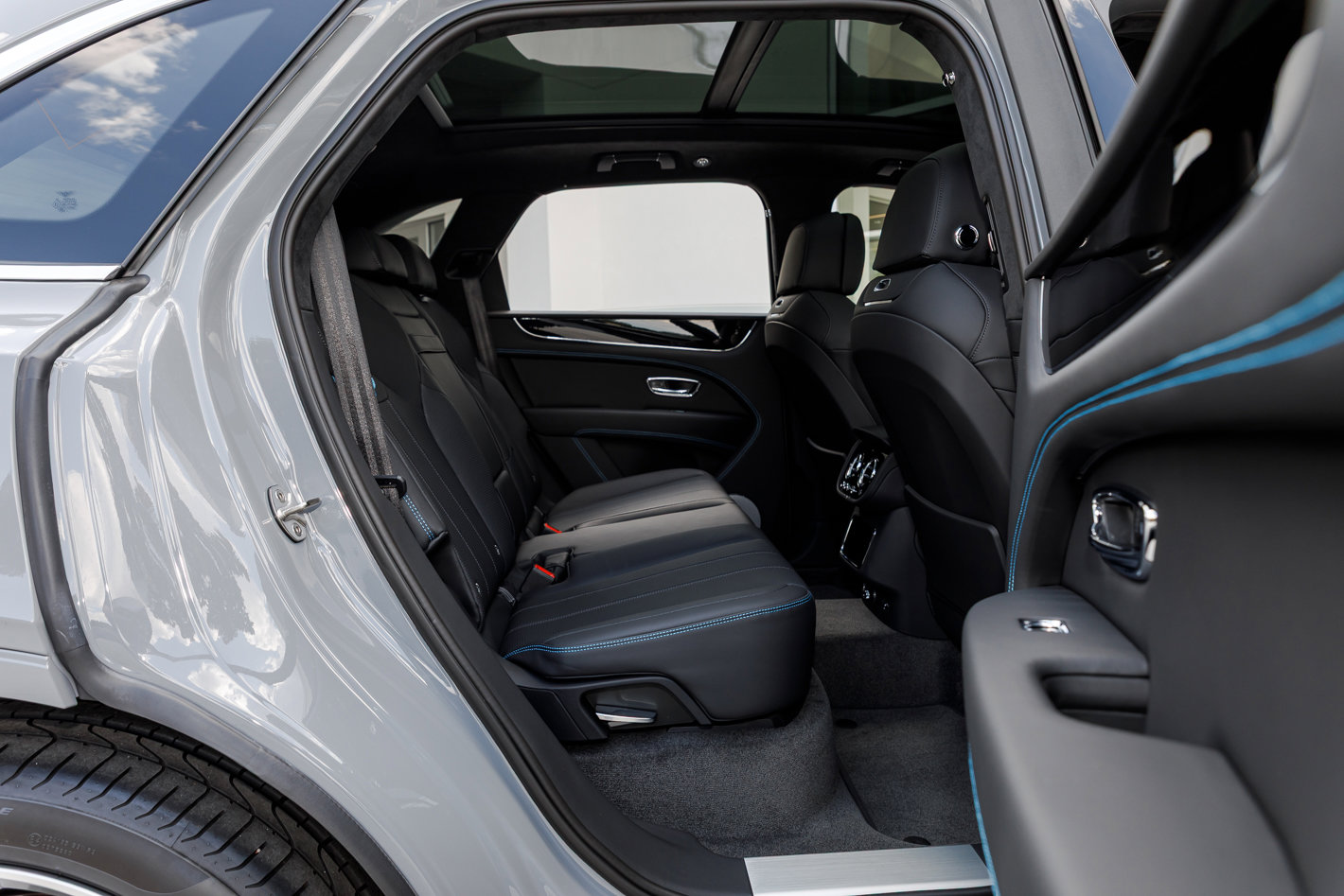 Used 2024 Bentley Bentayga image 31