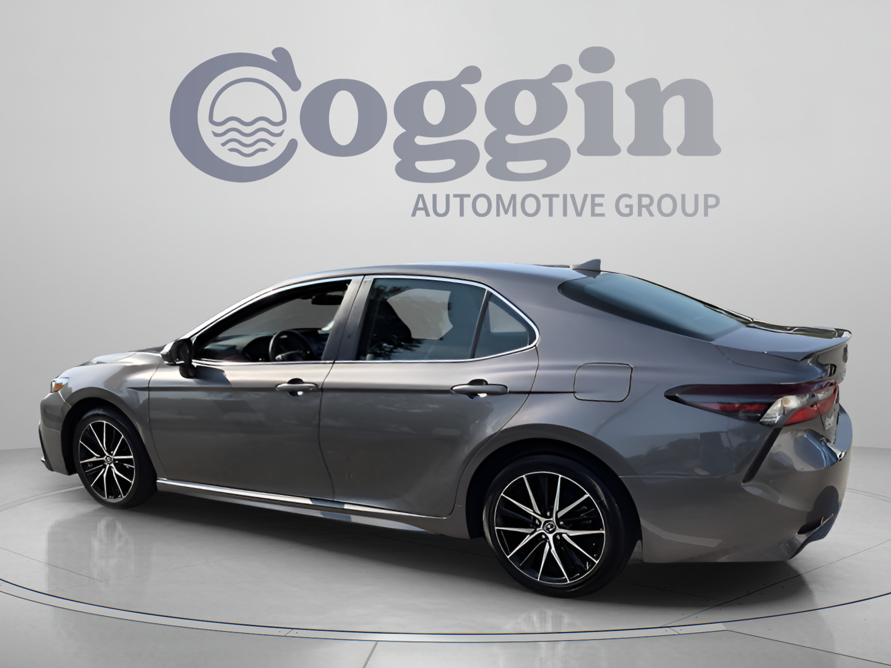 Used 2024 Toyota Camry SE FWD image 3