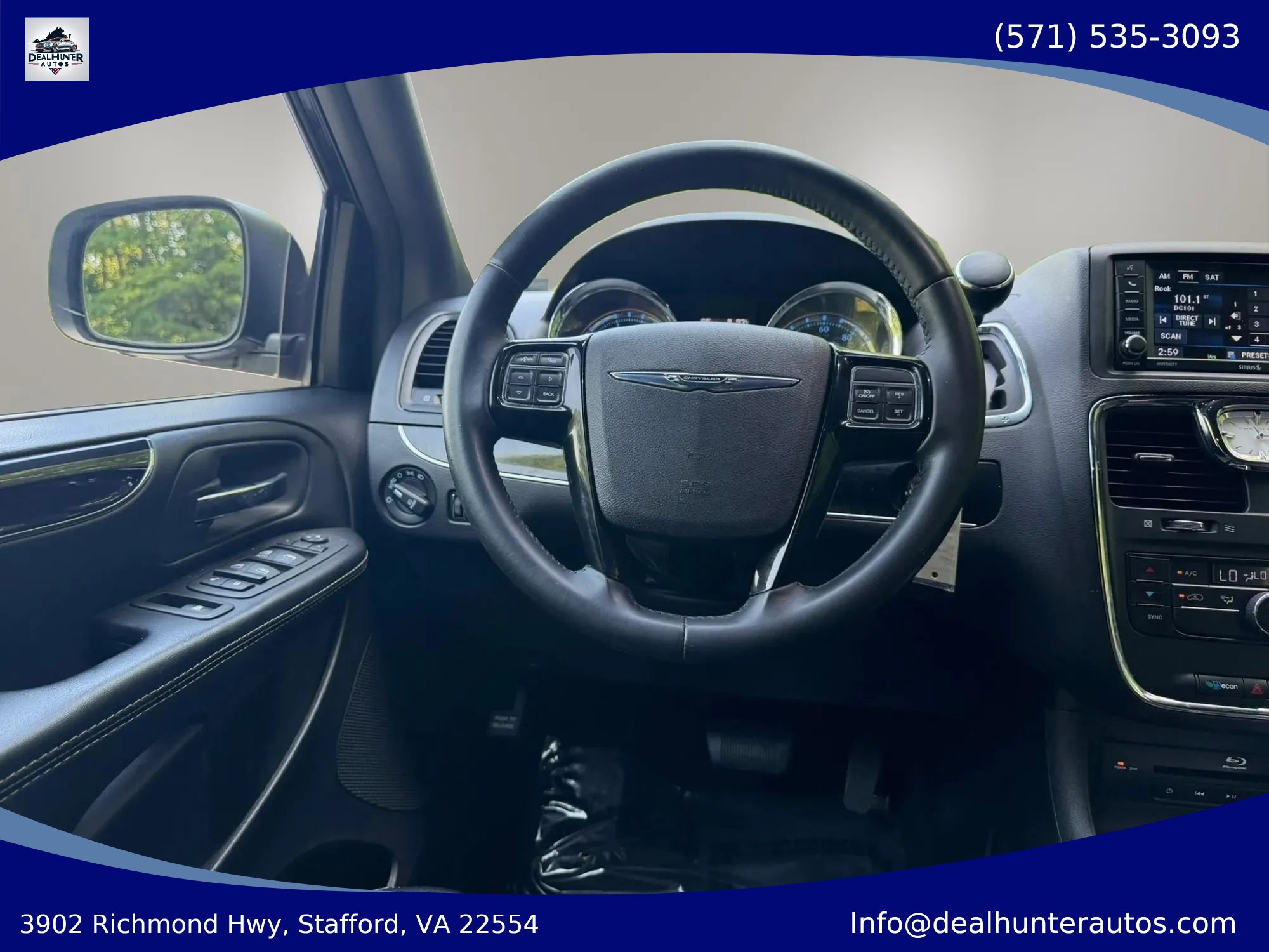 Used 2015 Chrysler Town & Country S FWD image 31