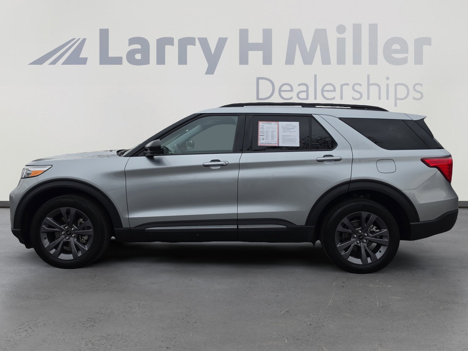 Used 2024 Ford Explorer XLT w/ Equipment Group 202A image 2