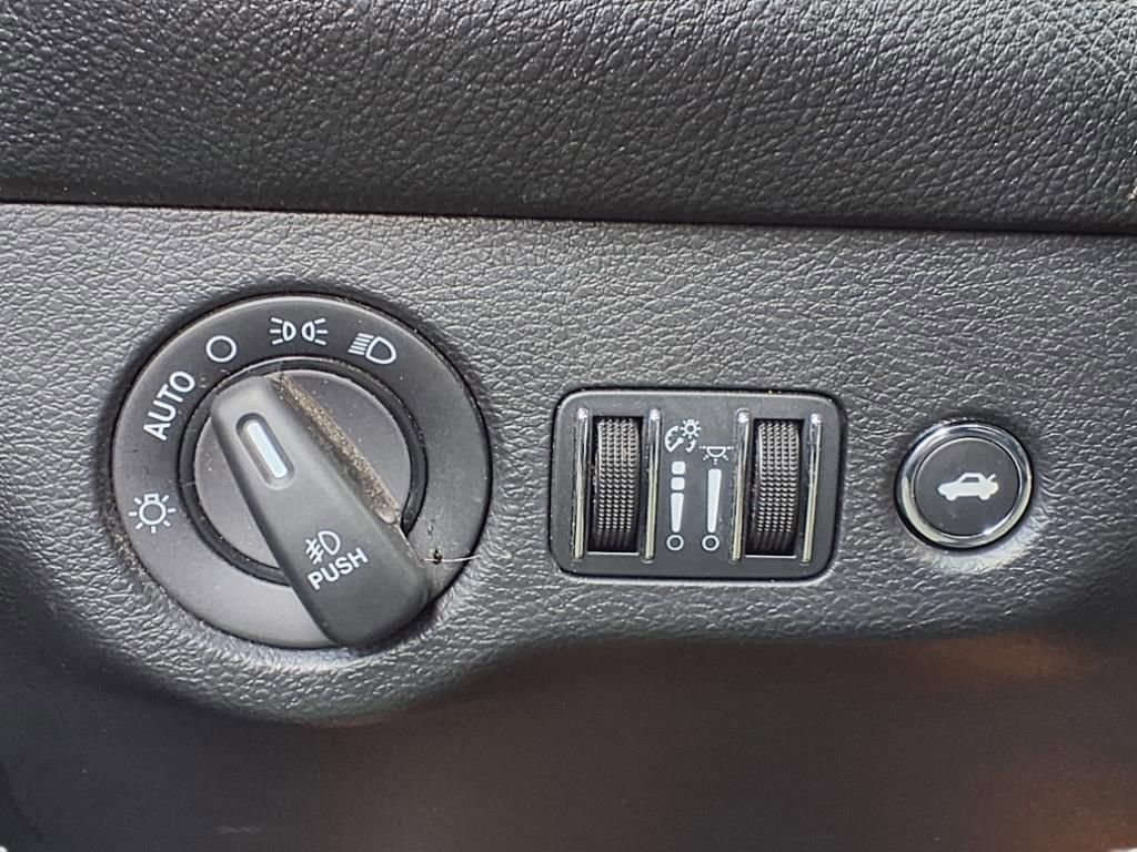 Used 2016 Dodge Challenger R/T Scat Pack w/ Leather Interior Group image 17