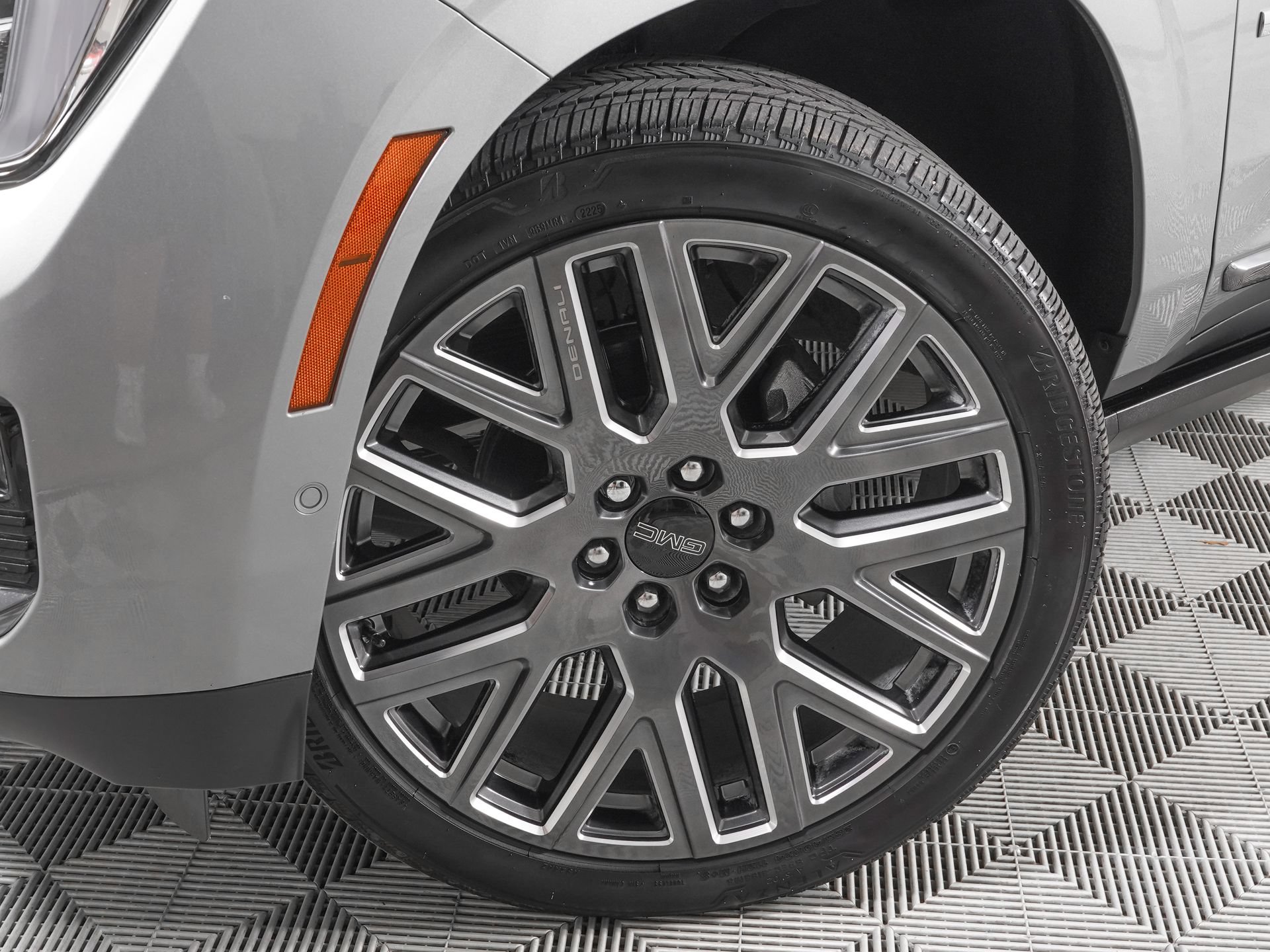 Used 2025 GMC Yukon Denali Ultimate w/ LPO, Floor Liner Package AWD/4WD image 32