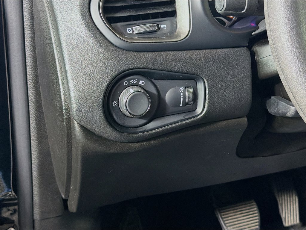 Used 2023 Jeep Renegade Latitude AWD/4WD image 10