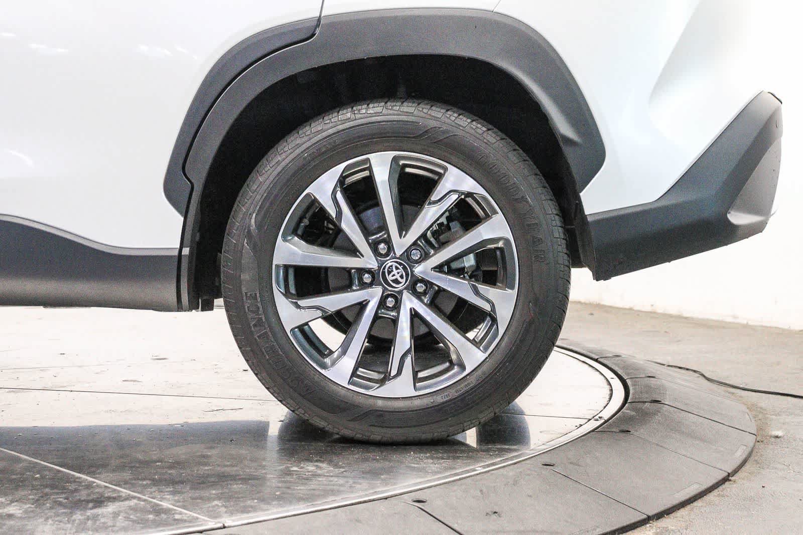 Used 2023 Toyota Corolla Cross XLE w/ Convenience Package FWD image 10