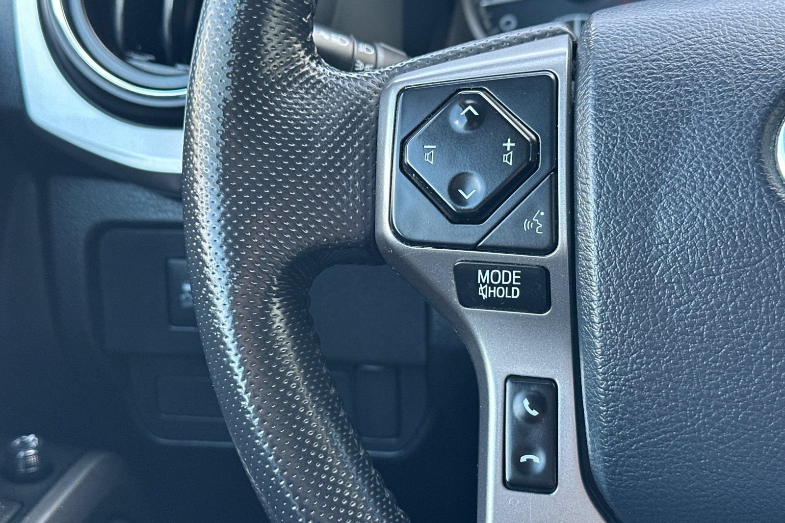 Used 2020 Toyota Tacoma SR5 AWD/4WD image 29
