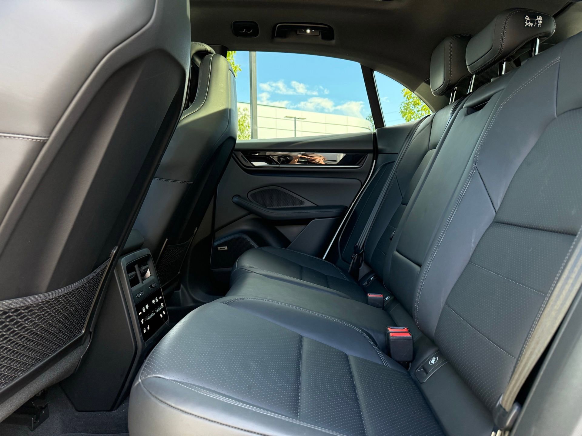 Used 2025 Porsche Macan 4 Electric image 28