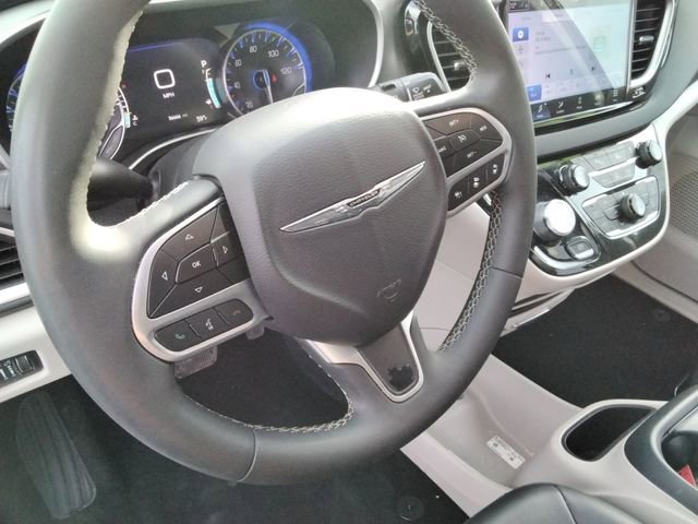 Used 2024 Chrysler Pacifica Touring-L image 26