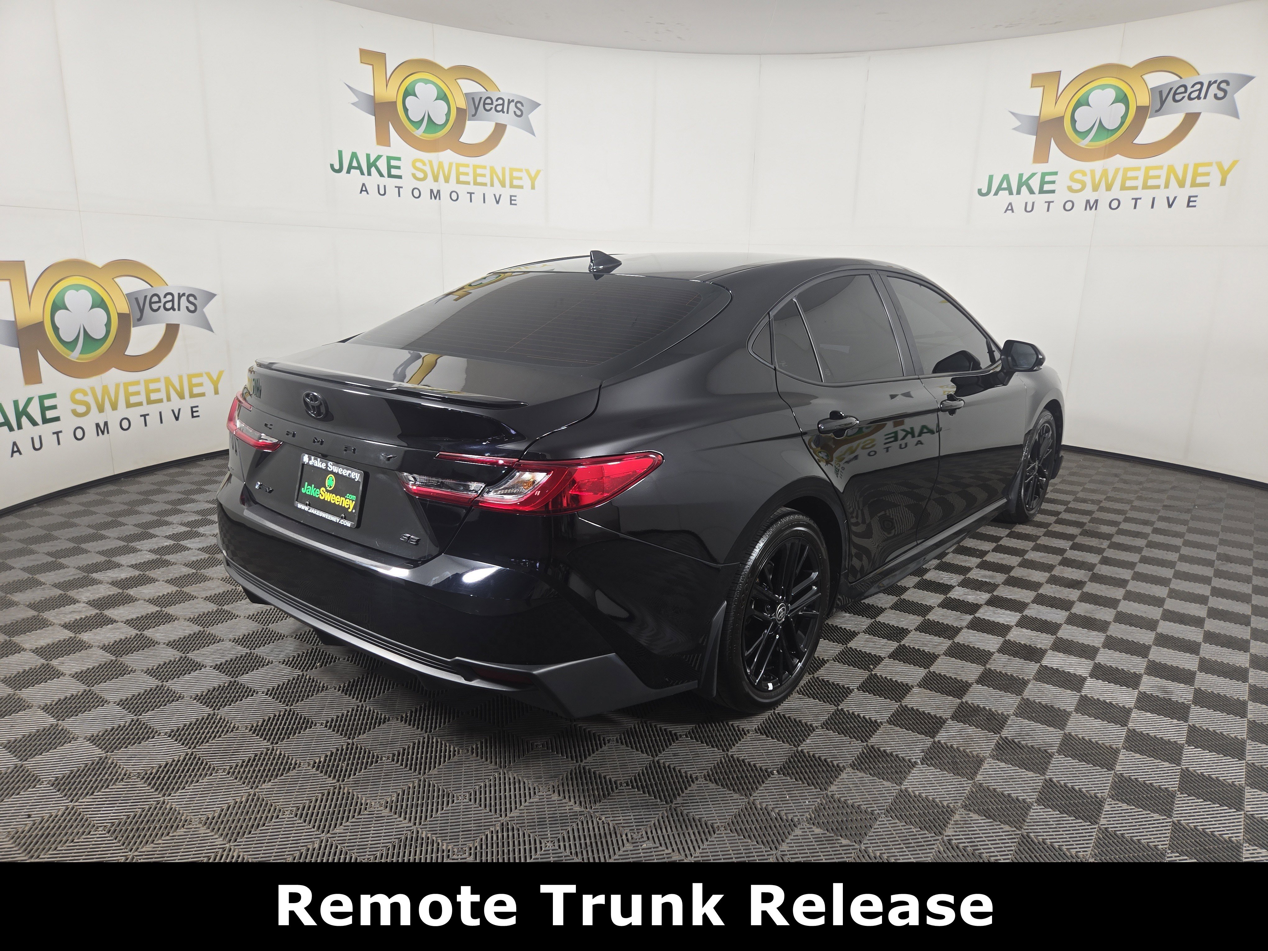 Used 2025 Toyota Camry SE FWD image 9