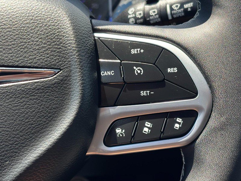 Used 2026 Chrysler Pacifica Limited FWD image 20