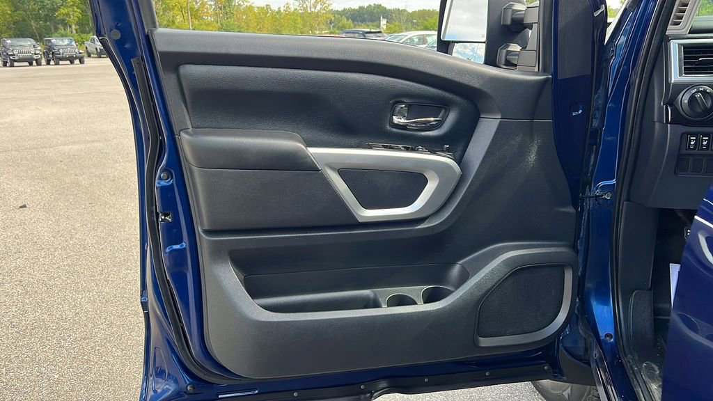 Used 2017 Nissan Titan SV image 9