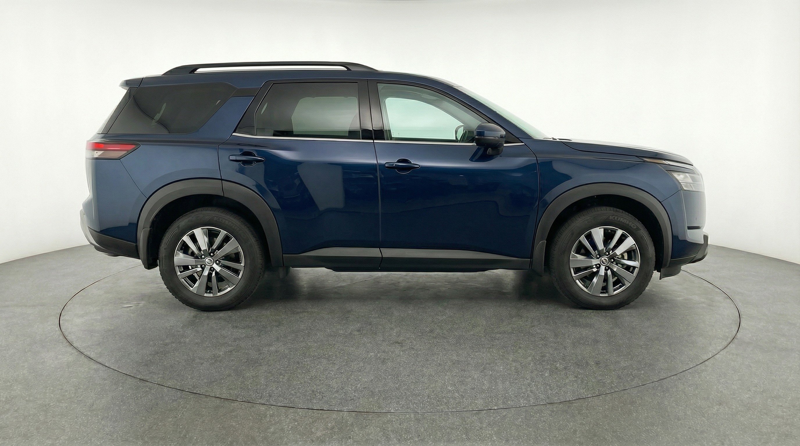 Used 2025 Nissan Pathfinder SV image 11