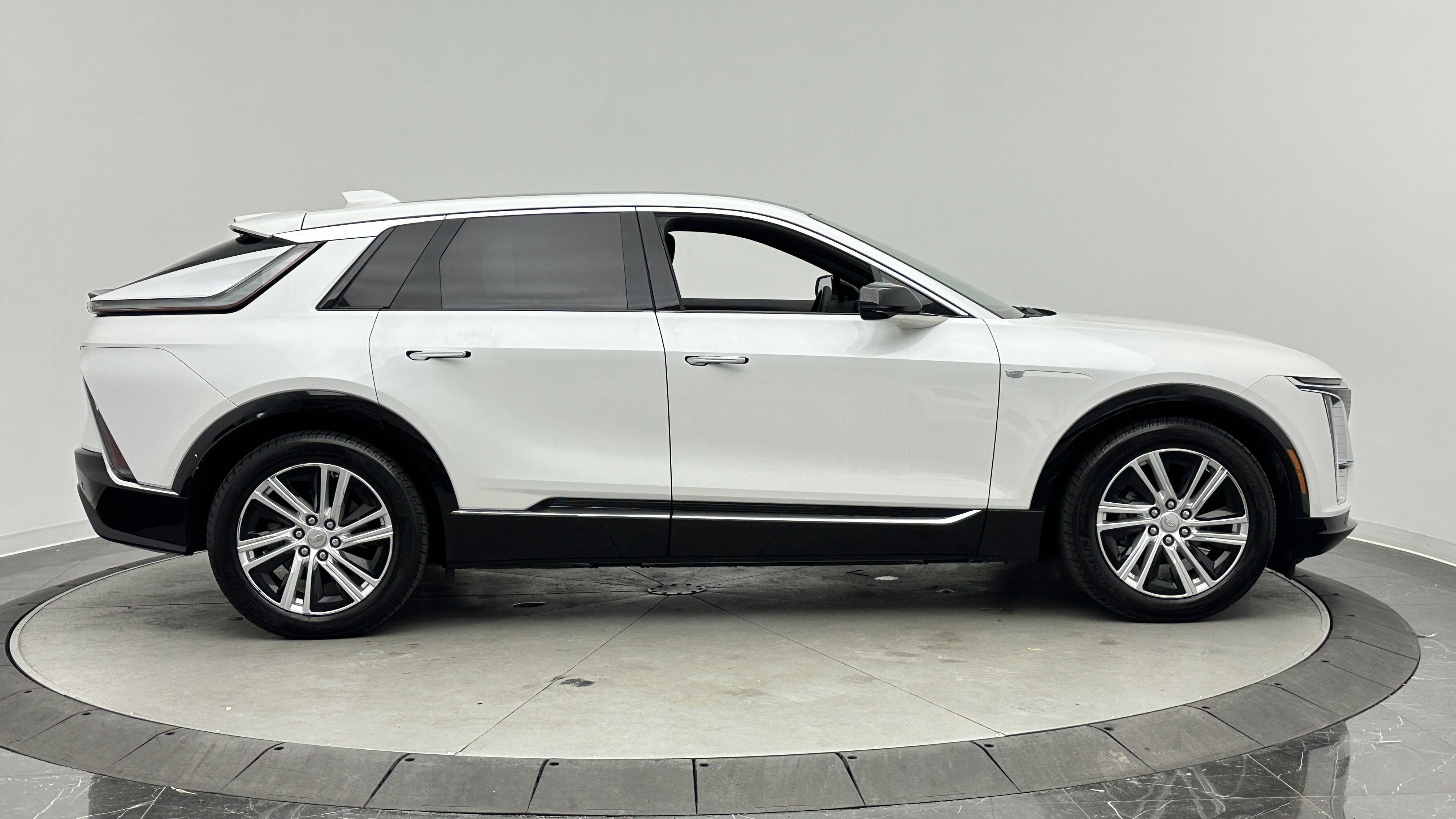 Used 2024 Cadillac Lyriq Tech RWD image 10