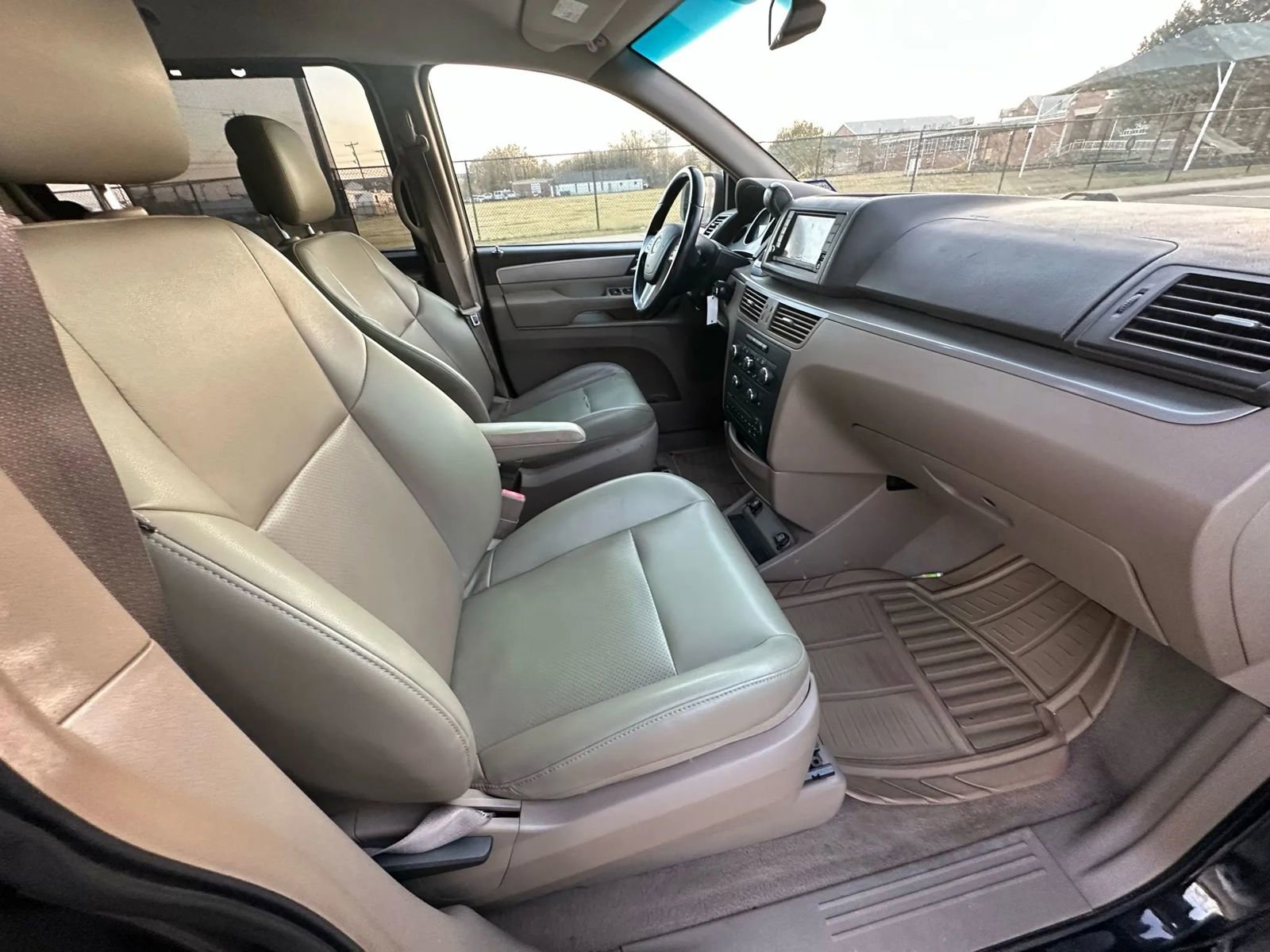 Used 2011 Volkswagen Routan SE image 23