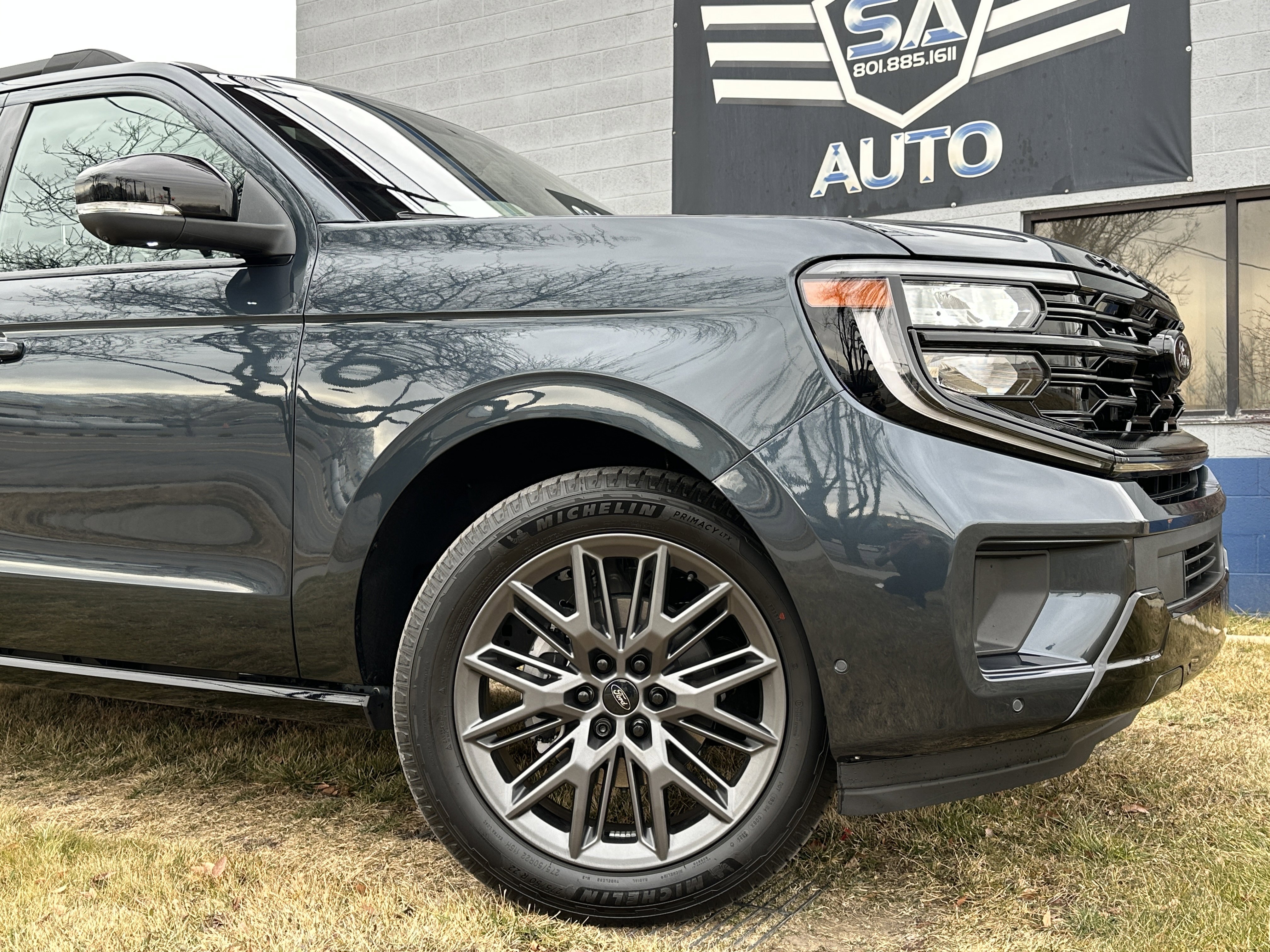 Used 2025 Ford Expedition Platinum w/ Stealth Appearance Package AWD/4WD image 3