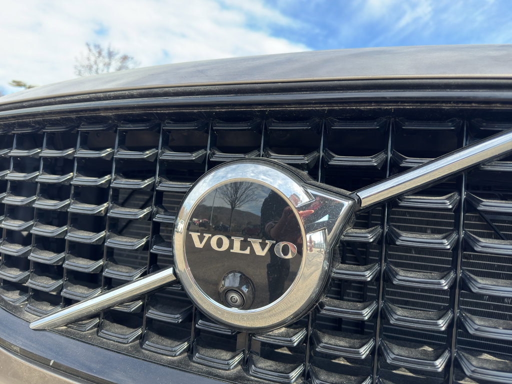 Certified 2025 Volvo XC60 B5 Plus image 2