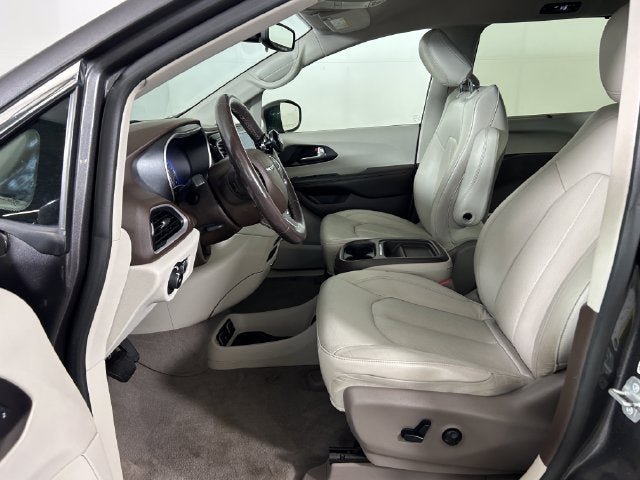 Used 2020 Chrysler Pacifica Touring-L FWD image 11